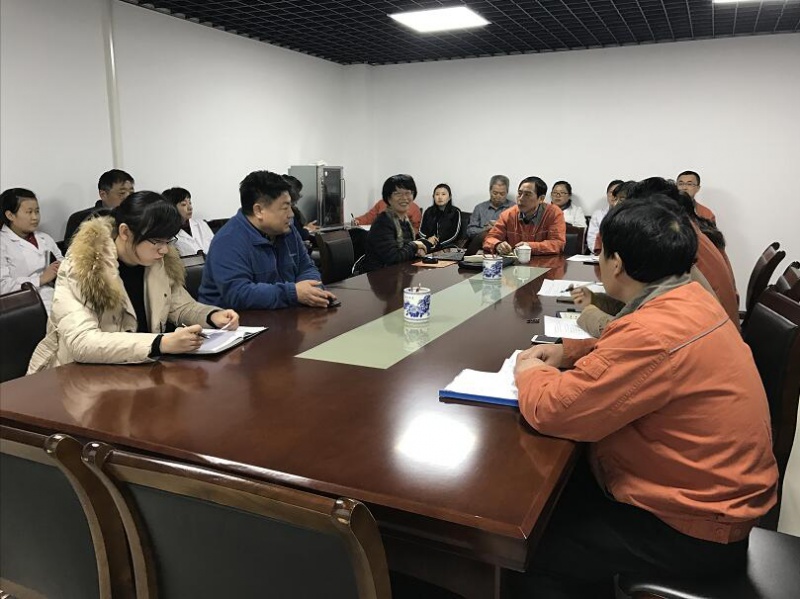 圖為李新鸞專(zhuān)家在與培訓(xùn)員工交流